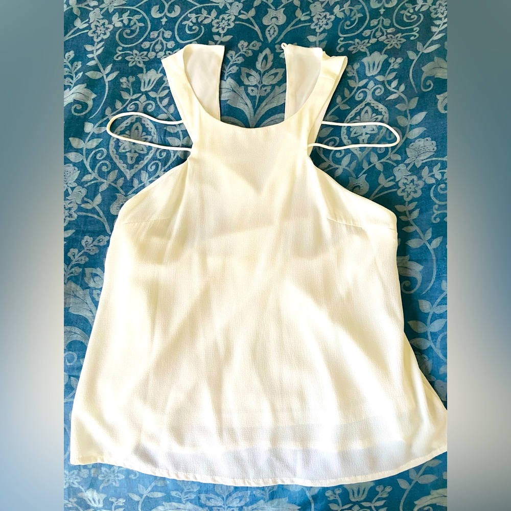Super cute white top, very interesting back, nwot